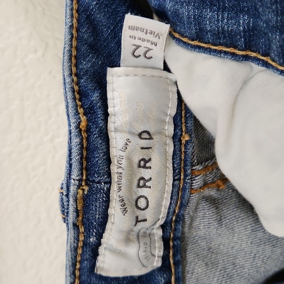 Torrid Jean shorts with lace trim - Picture 2 of 4
